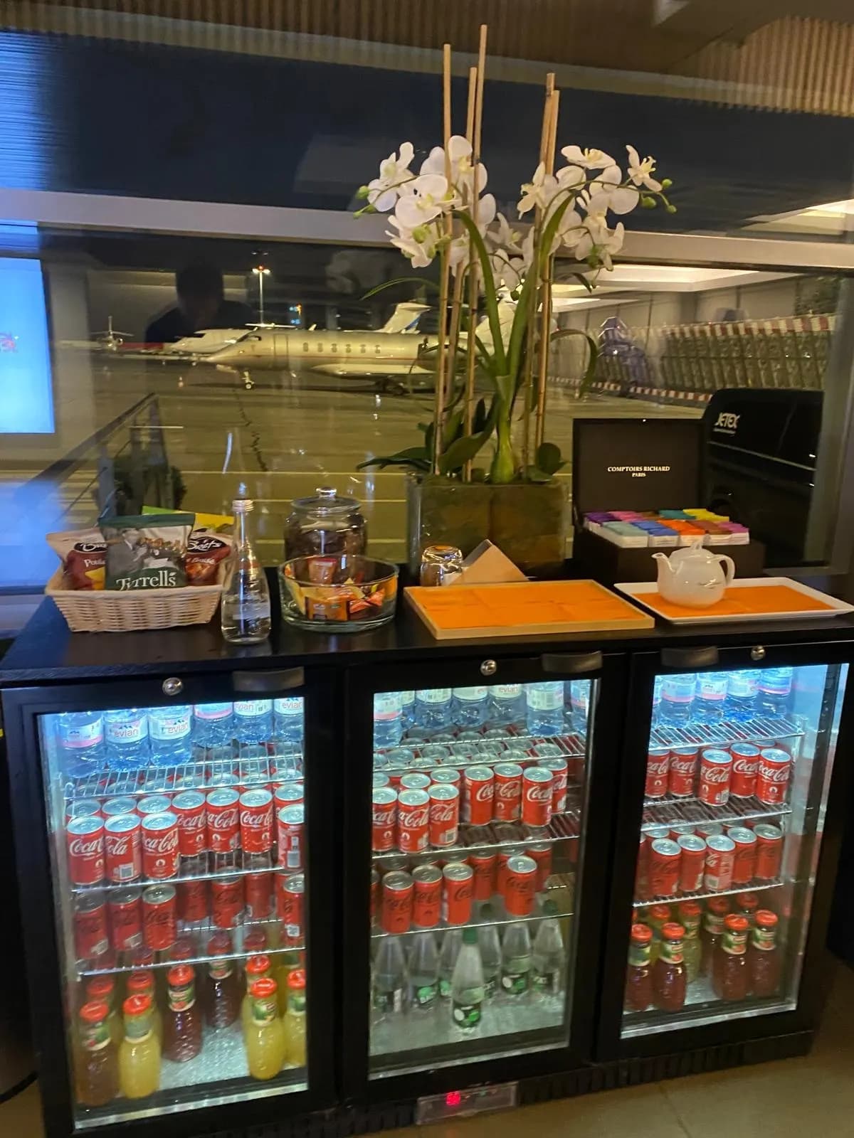 Private terminal bar, a jet beyond the glass