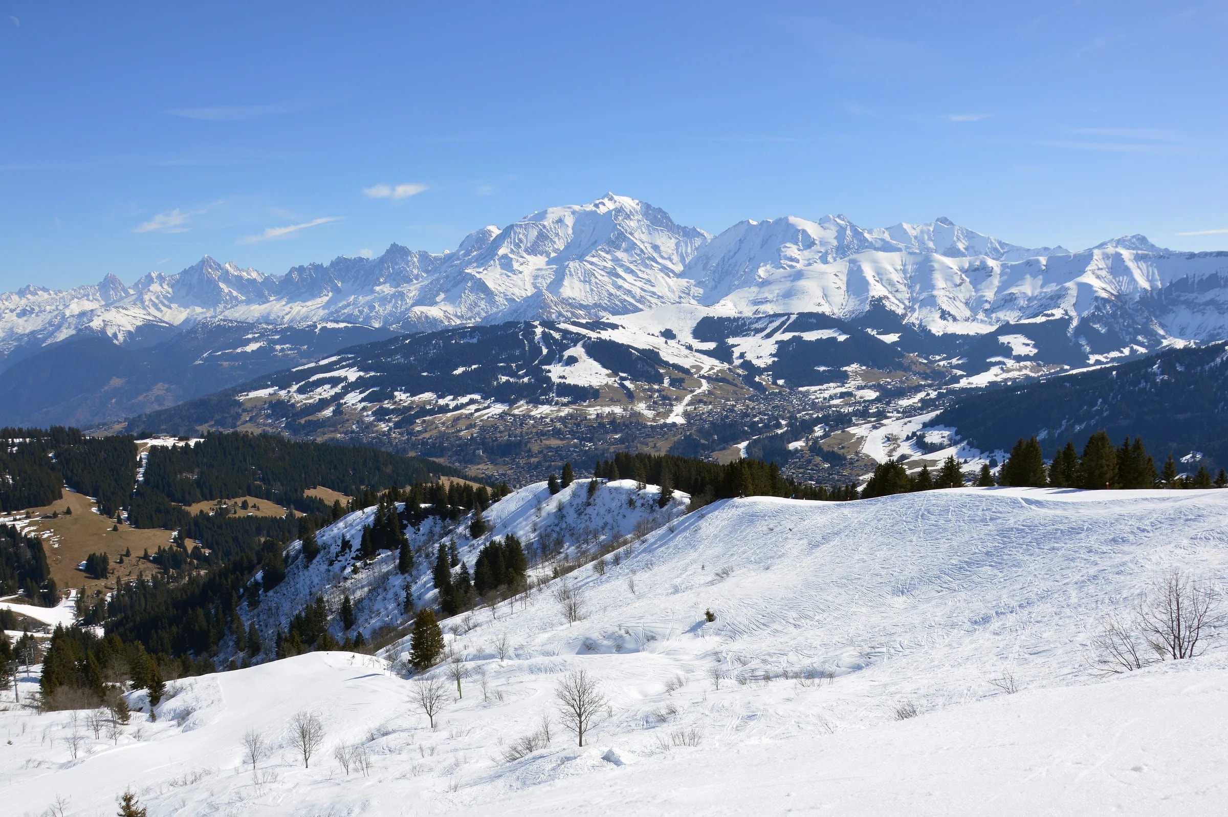 Megève im Tal unter dem verschneiten Mont-Blanc-Massiv, vom Christomet aus bei klarem Wetter.