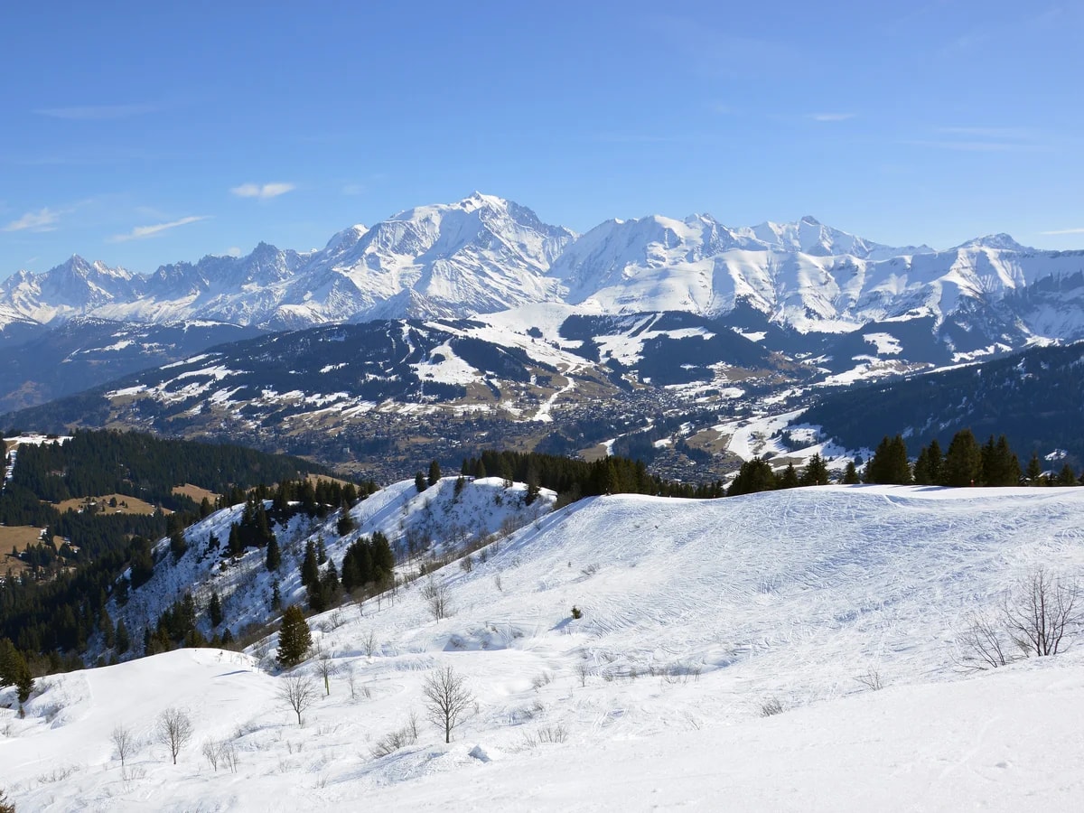 Megève im Tal unter dem verschneiten Mont-Blanc-Massiv, vom Christomet aus bei klarem Wetter.